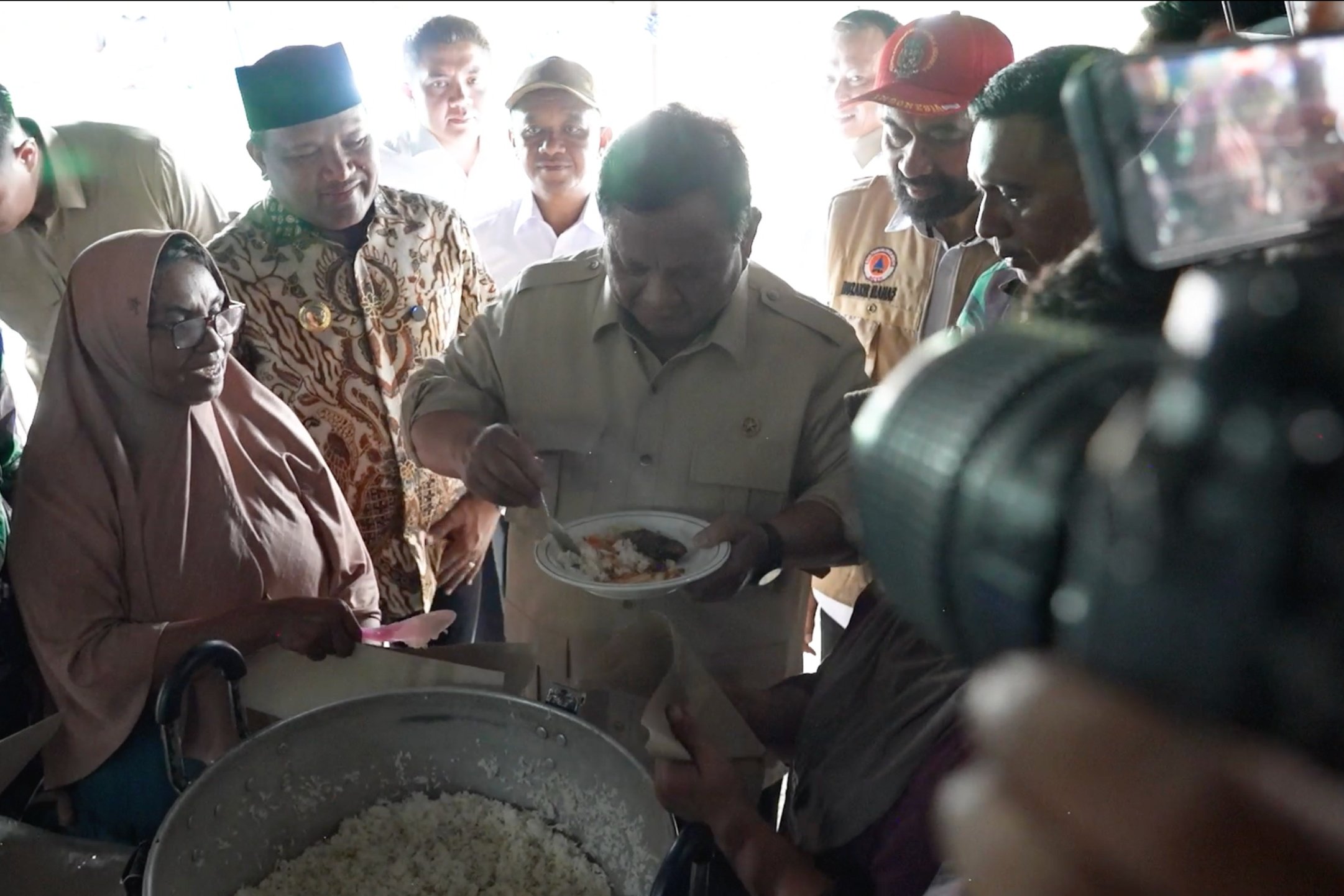 Kunjungan Presiden ke Aceh, Menikmati Masakan di Pengungsian