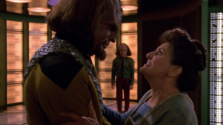 10 best Star Trek episodes to watch during the holidays