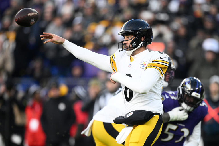 Rejuvenated Aaron Rodgers leads Steelers over Ravens, into first place