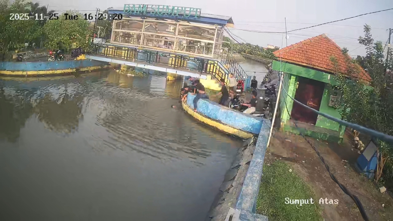 Child rescued from water at Di Pintu Air Sumput, Sidoarjo, Indonesia