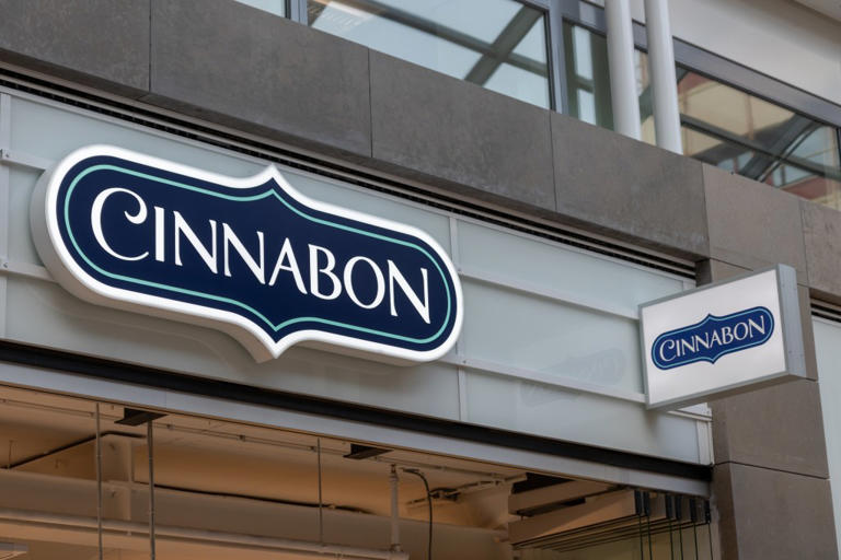 Cinnabon employee fired after calling Somali couple the Nword in viral