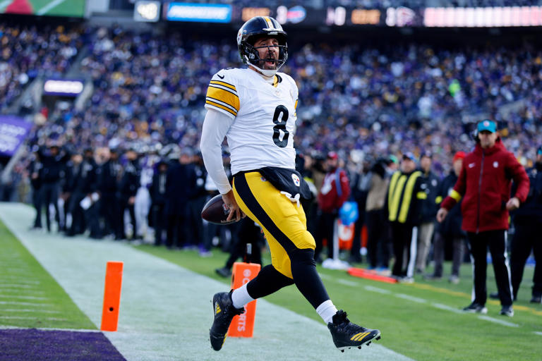 Aaron Rodgers scores rushing touchdown, then does famous celebration