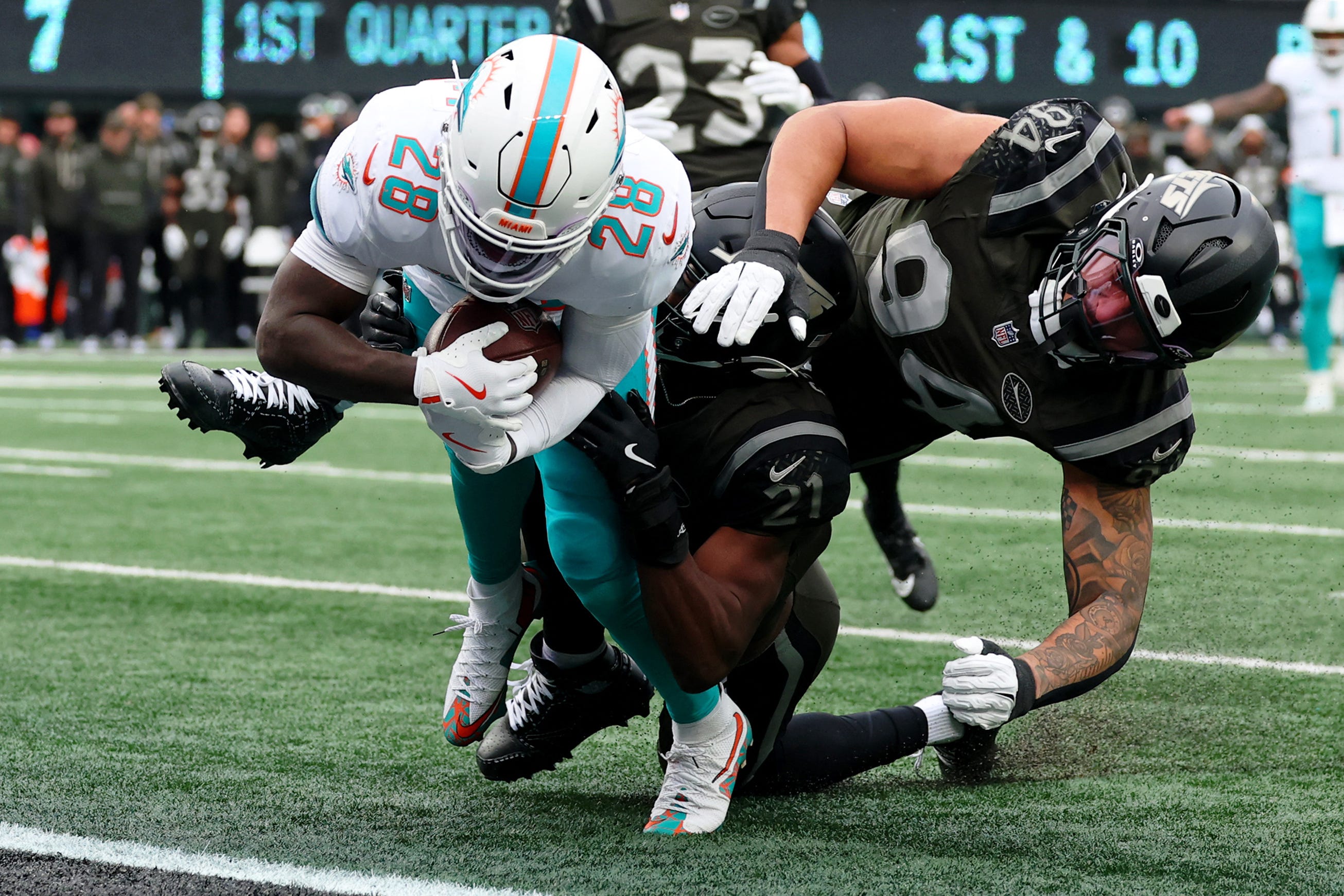 de-von-achane-injury-update-miami-dolphins-mike-mcdaniel-talks-ribs