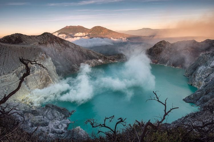 Lonjakan Wisatawan ke Kawah Ijen Mencapai 8.952 Orang Saat Libur Nataru