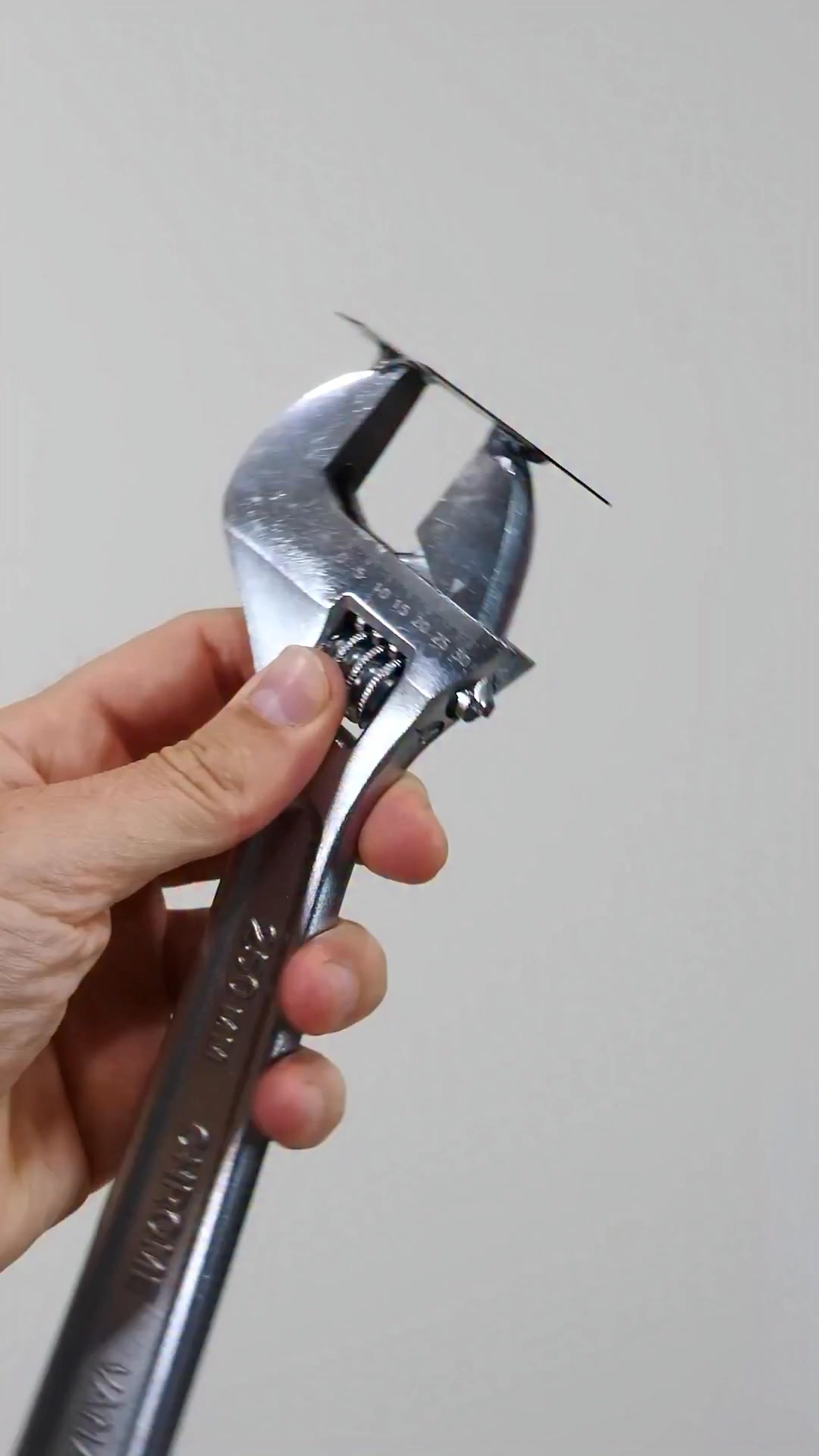 Seeing quantum physics with razor blades