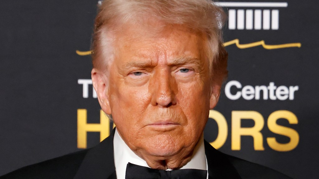 Trump opens Kennedy Center Honors hosting gig with a Don Rickleslike(00)