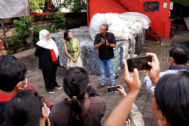 Coca-Cola Indonesia Perkuat Pengumpulan Botol Bekas dengan 