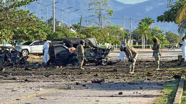 Elementos del Ejército resguardaban ayer el área afectada por la explosión del coche bomba en el municipio de Coahuayana, donde peritos ya iniciaron sus trabajos. Foto: Carlos Arrieta / EL UNIVERSAL
