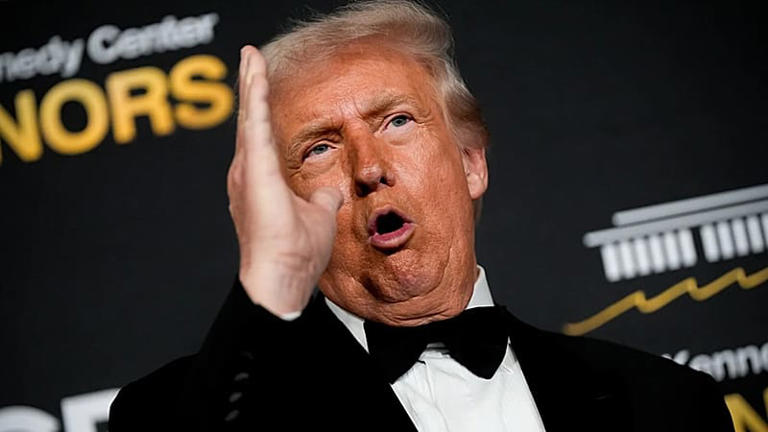 Trump reproche à Zelensky de ne pas avoir lu sa proposition de règlement du conflit. Que fait toujours Zelensky avec Macron?? Macron est chassé partout en Afrique. Depuis que le monde est monde, la France n'a jamais gagné une seule guerre, même pas celle avec des petits Maliens en mobylettes. Dixit Médard Ntep