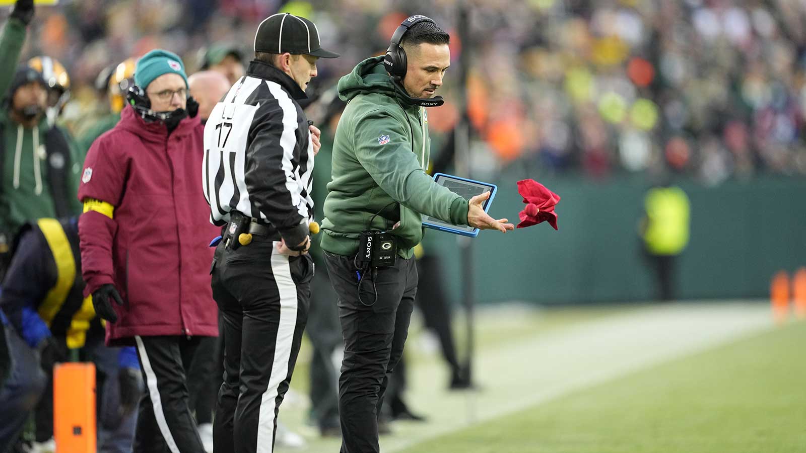 Packers’ Matt LaFleur stiffs Ben Johnson in postgame handshake after ...