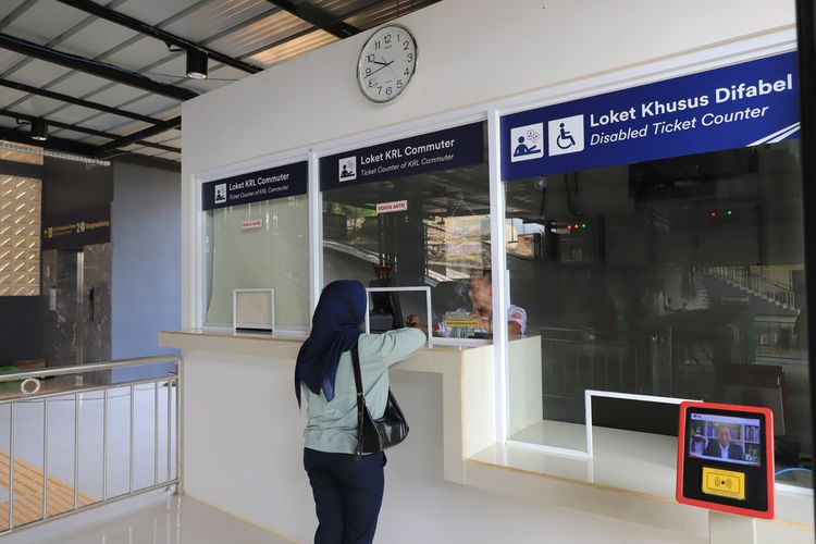 Ini yang Terjadi di Balik Loket KRL yang Tak Pernah Kita Ketahui