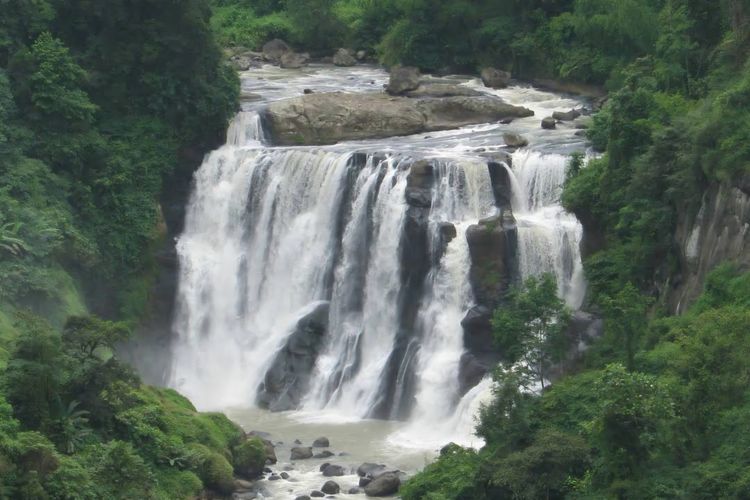 Ingin healing di alam dengan suasana sejuk? Ini 15 air terjun spektakuler di Jawa Barat