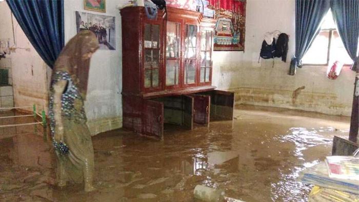Jalan Kaki 40 Km, Lusman Bagikan 40 Nasi Bungkus ke Korban Banjir di Area Sulit