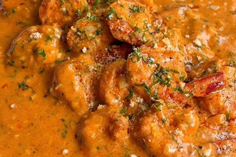 Resep prawn lezat dengan saus keju dan bawang putih untuk hidangan spesial