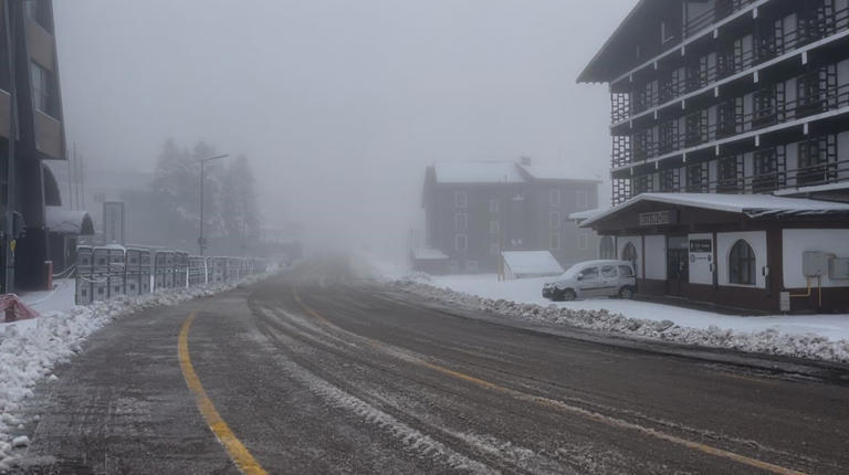 BURSA ULUDAĞ’DA GECE SAATLERİNDE ETKİLİ OLAN KAR YAĞIŞIYLA BİRLİKTE ZİRVEDE KAR KALINLIĞI 10 SANTİMETREYE KADAR ULAŞTI. YILBAŞINA SAYILI GÜNLER KALA OTELLER, KAR YAĞIŞIYLA BİRLİKTE HAZIRLIKLARINA BAŞLADI.