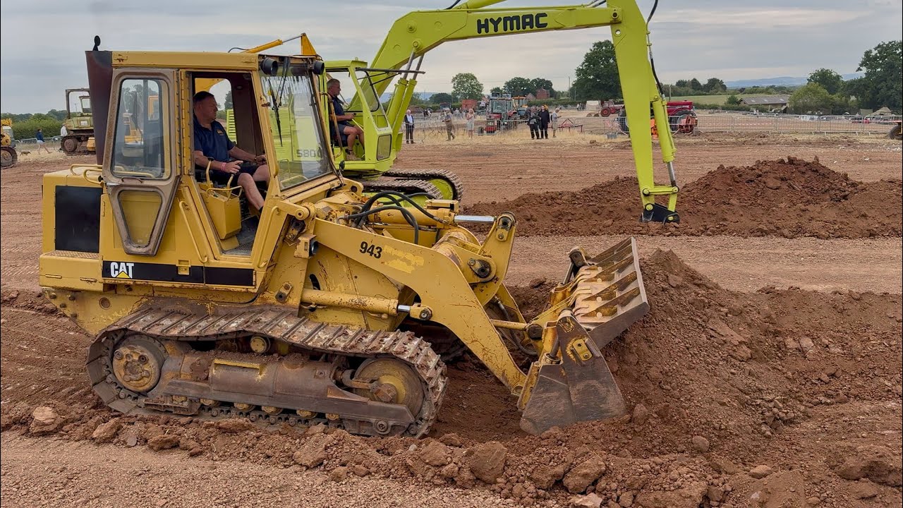 Cat 943 in action at Welland 2025