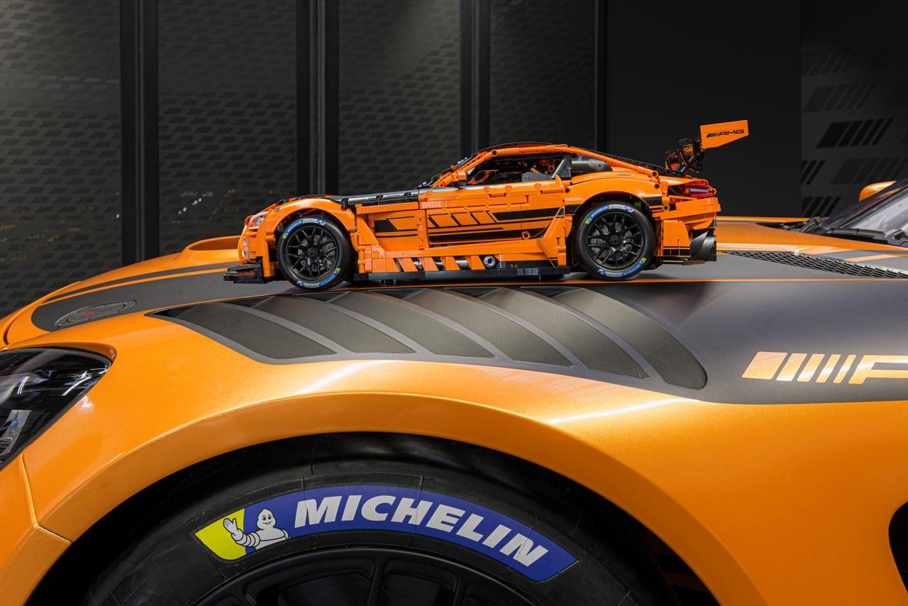 メルセデス-AMG GT3が「組み上がる」! CaDA製1:8スケールの本格モデル