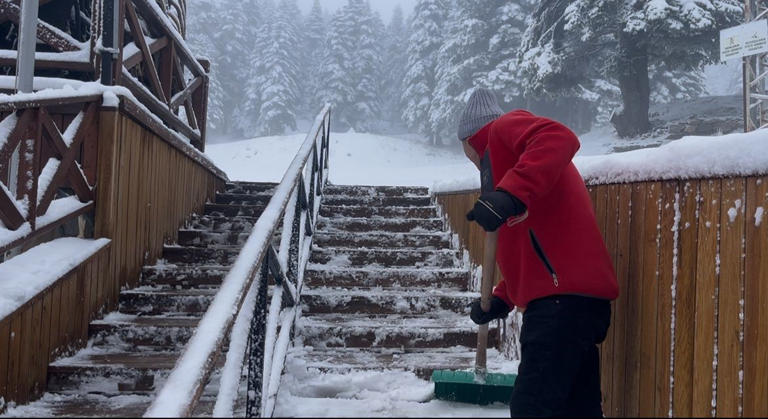 BURSA ULUDAĞ’DA GECE SAATLERİNDE ETKİLİ OLAN KAR YAĞIŞIYLA BİRLİKTE ZİRVEDE KAR KALINLIĞI 10 SANTİMETREYE KADAR ULAŞTI. YILBAŞINA SAYILI GÜNLER KALA OTELLER, KAR YAĞIŞIYLA BİRLİKTE HAZIRLIKLARINA BAŞLADI.