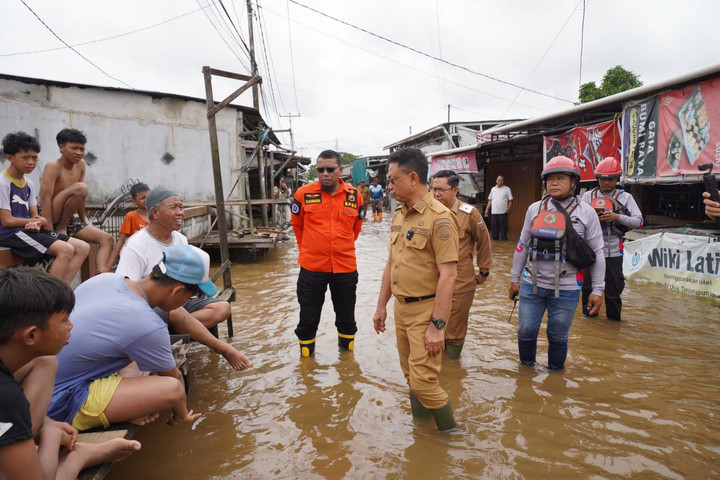 Edi Kamtono Pantau Banjir Rob di Pontianak Barat, Warga Diimbau Siaga