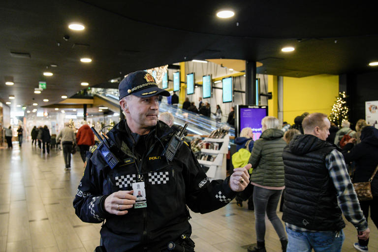 Innsatsleder i politiet Tomm Berger er til stede på Storo Storsenter etter melding om en skyting inne på senteret mandag. Foto: Stian Lysberg Solum / NTB