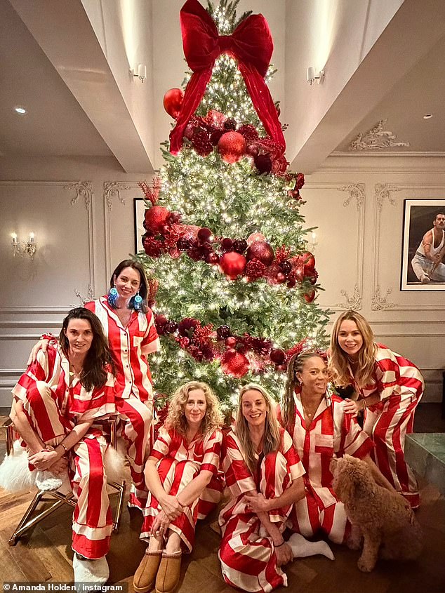 Amanda Holden celebra más de 30 años de amistad con sus coprotagonistas de Cutting It