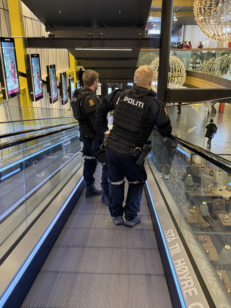 Politiet er til stede på Storo Storsenter. Senteret er stengt ned etter en melding om en skyting inne på senteret mandag. Foto: Sara Estiri / NTB
