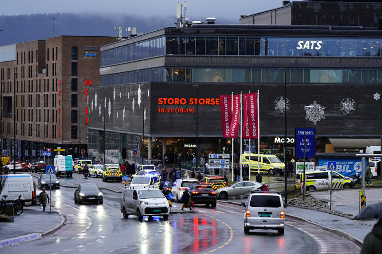 Flere politibiler og ambulanser rykket ut. Foto: Håkon Mosvold Larsen / NTB
