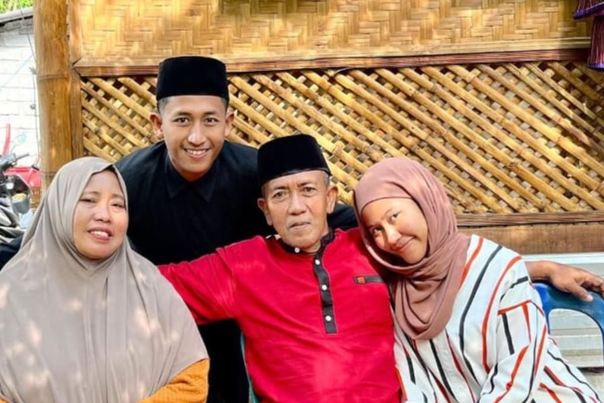 Ibu disabilitas sukses kuliahkan dua anak lewat jual kerupuk dan pijat