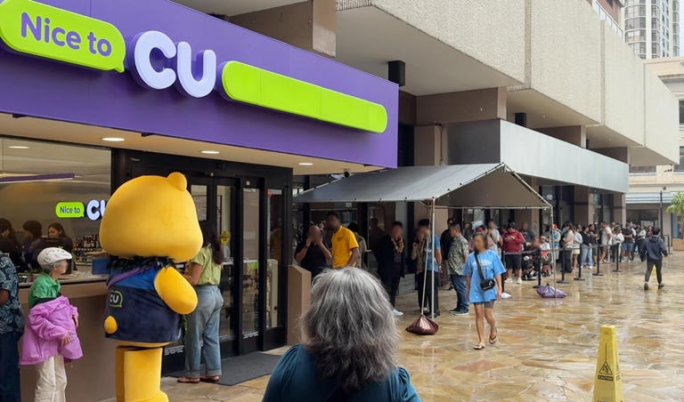 미국 하와이에 첫 출점한 CU 다운타운점 앞에 고객이 긴 대기 줄을 서 있는 모습. /사진제공=BGF리테일