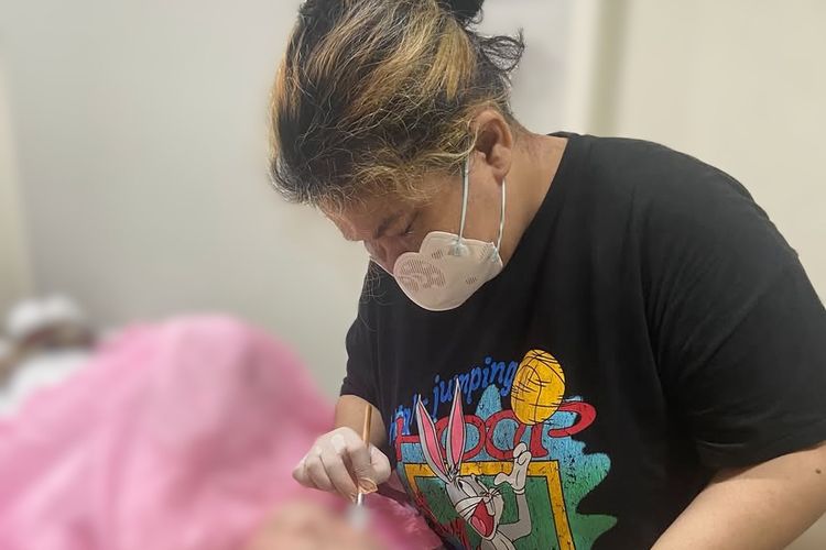Gloria: Tantangan Mengatasi Luka dan Membentuk Wajah Kembali dalam Sehari