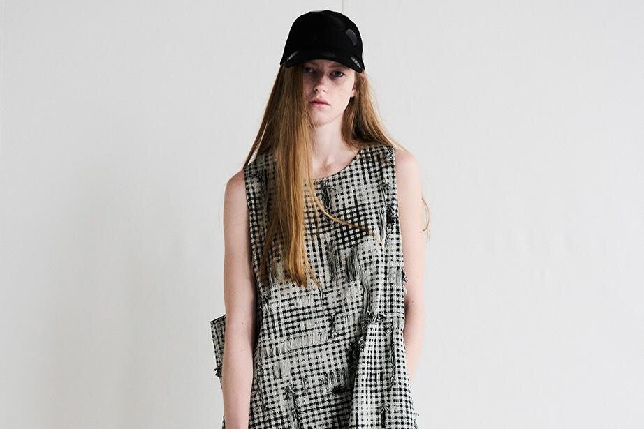 Y's “ダメージカット”したチェック柄ワンピース、シルエット自在の