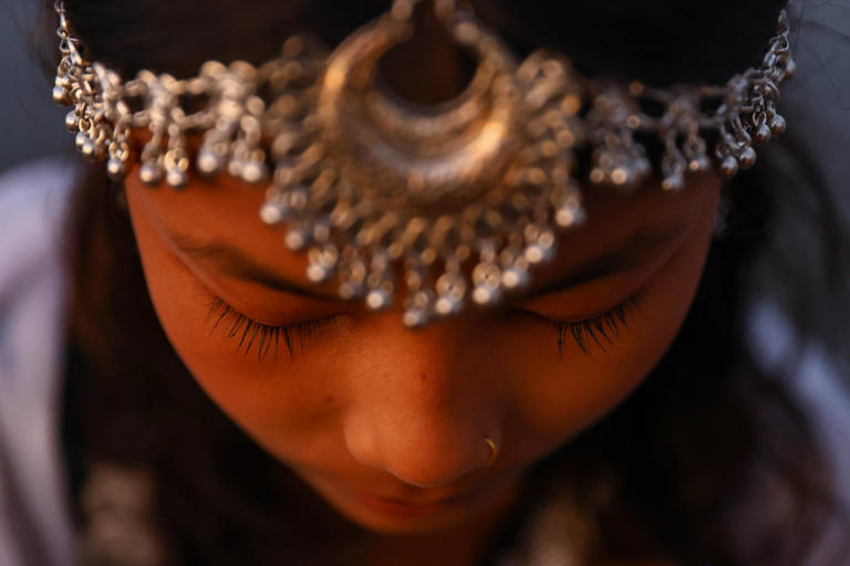 Девушка в традиционной одежде участвует в индуистском фестивале в Катманду, Непал, в понедельник. Фото: Синьхуа