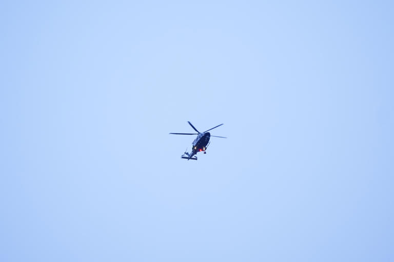 Politihelikopter over Storo-senteret i Oslo etter melding om at en person har avfyrt skudd inne på kjøpesenteret. Foto: Håkon Mosvold Larsen / NTB