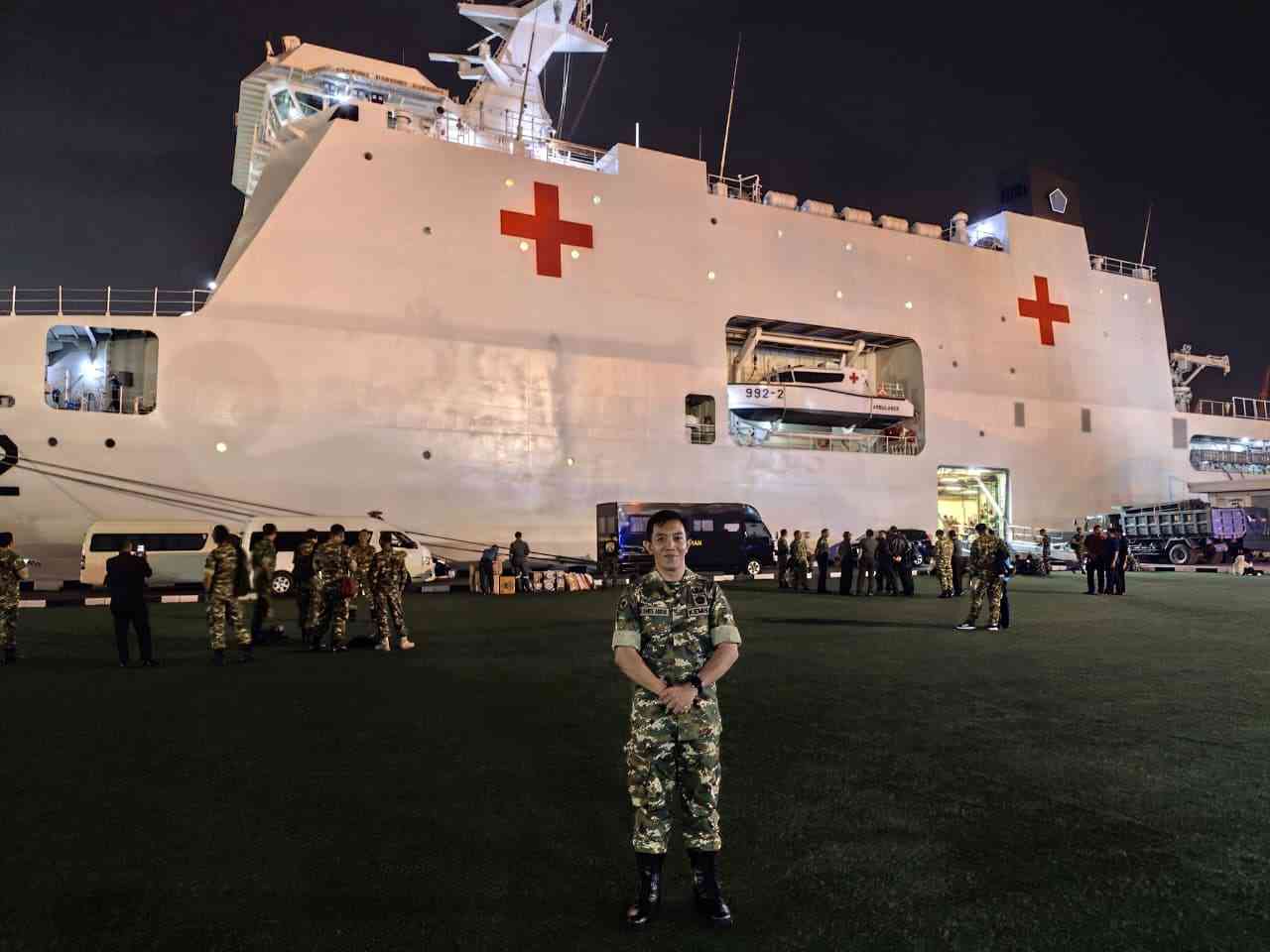 Perawat di KRI dr. Radjiman Wedyodiningrat-992 Siaga Pasca Bencana