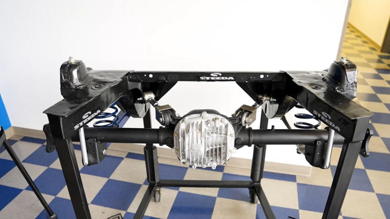 What are the pros and cons of an independent rear suspension?