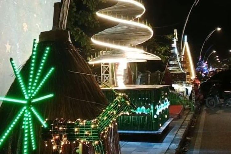 Kupang di Bawah Kemeriahan Pohon Natal