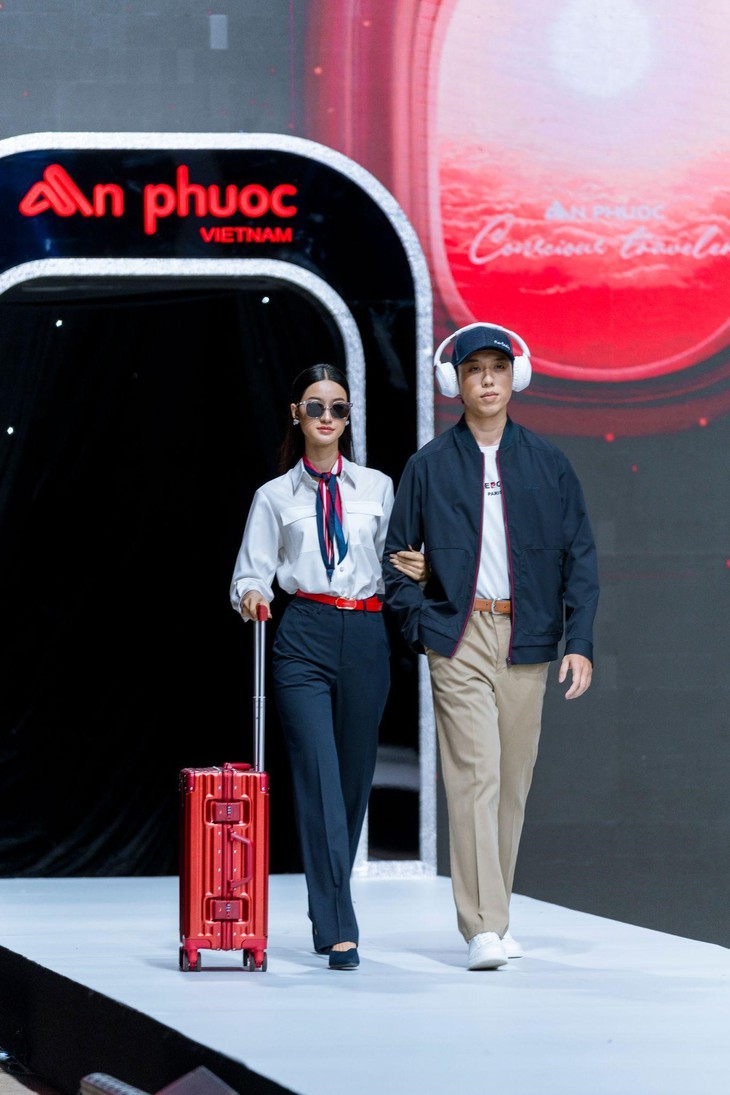 An Phước lần đầu đưa bộ sưu tập Conscious Traveler lên sàn diễn thời trang