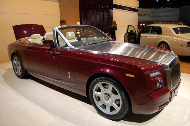 “Rolls Royce Phantom Drophead Coupe North American International Auto Show Detroit 2008 118 N” by Corvair Owner is licensed under CC BY-SA 2.0