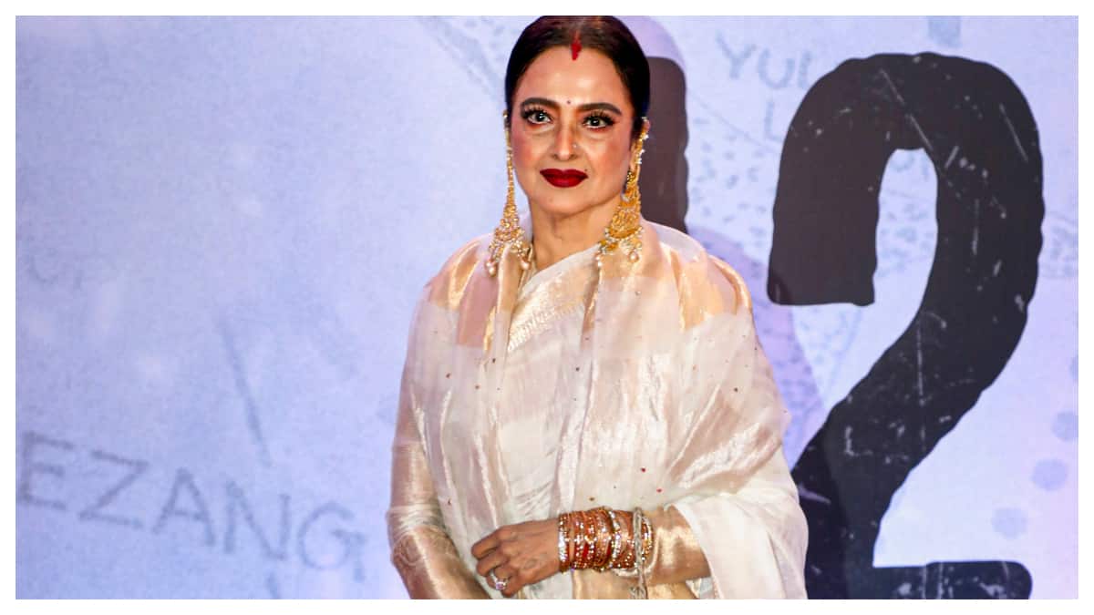 Rekha declines fan’s selfie at airport, calls her ‘Jaya