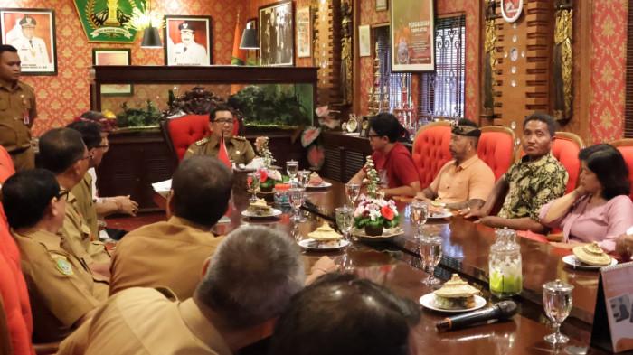 PASANG Seng dan Plastik Tetap, Pemilik Bangunan dan Petani Jatiluwih Temui Bupati Tabanan