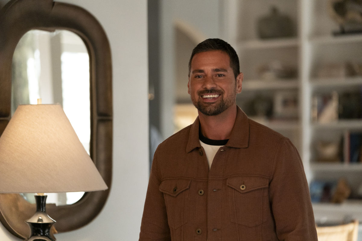 It’s not like that first look featuring Scott Foley