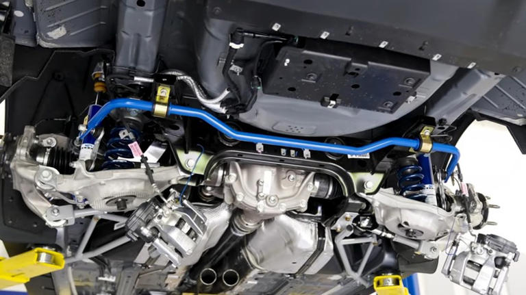 What are the pros and cons of an independent rear suspension?