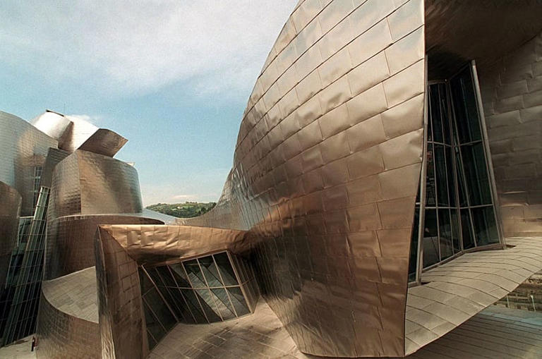 ARCHIVO - Curvas y ángulos se mezclan en esta sección del Museo Guggenheim de Bilbao, España, 24 de septiembre de 1997 Javier Bauluz/AP1997