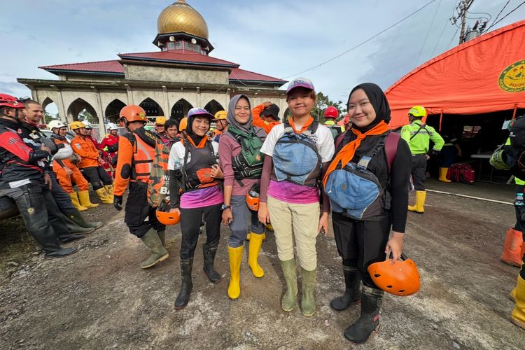Kisah Mahasiswi Unpad yang Tinggalkan Kuliah Jadi Relawan Banjir Agam