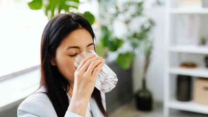 5 tanda tubuh kekurangan air: fakta sains dan pengalaman harian