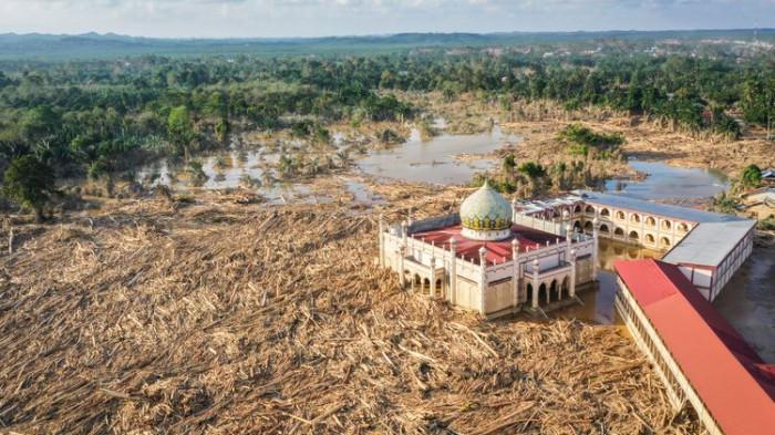 Tumpukan Kayu dan Lumpur Hambat Bantuan Korban Bencana