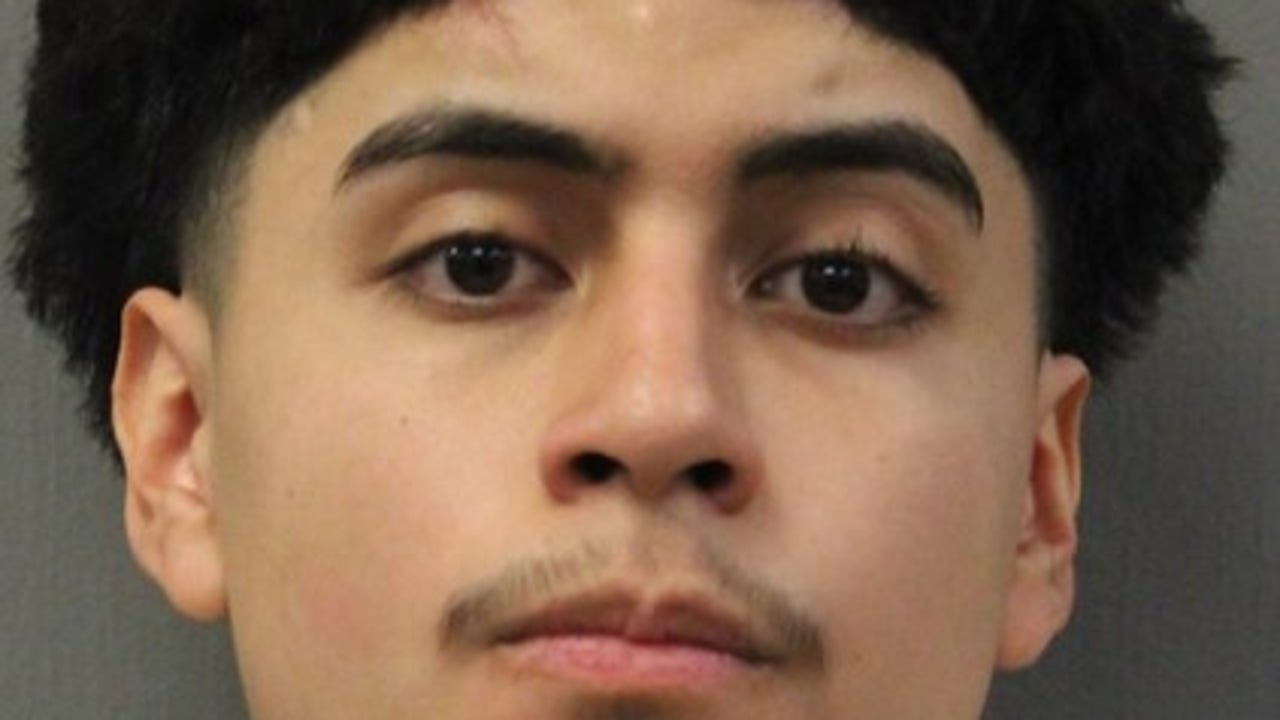Chicago man charged with robbing 19-year-old woman at gunpoint