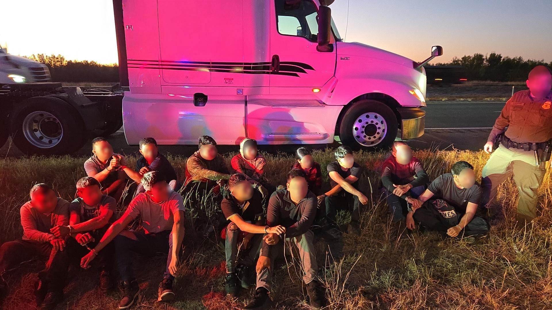 Border Patrol, Encinal PD detain 16 people near mile marker 32