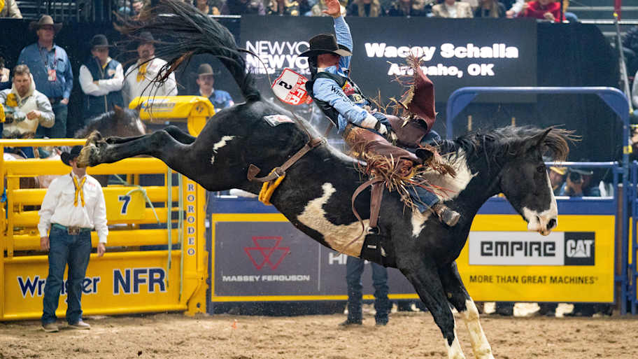 Bareback rider overcomes major obstacle minutes before round four win
