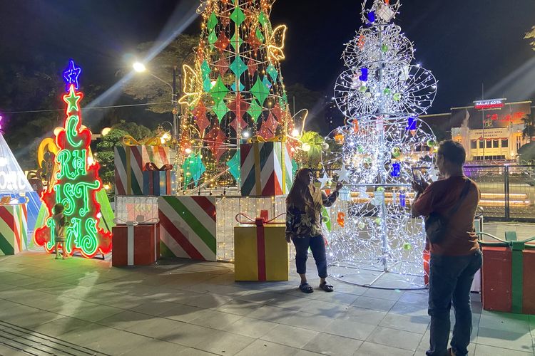 Hiasan Natal di Balai Kota Surabaya Jadi Spot Foto Favorit Warga